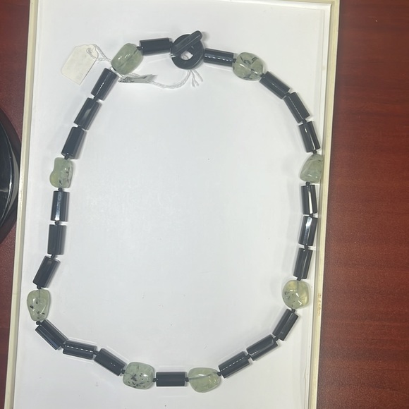 27’’ Onix Prehrite Jade Clasp Necklace - Picture 3 of 3